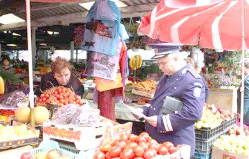 Comercianţii de fructe şi legume, „călcaţi” de poliţişti