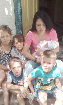 REVOLTĂTOR! Mama minorei însărcinate la 15 ani cere bani pe Facebook, în timp ce copiii cerşesc în stradă