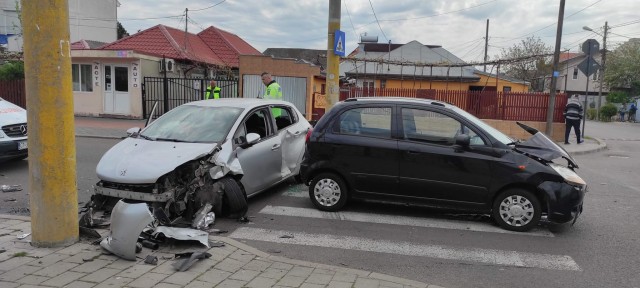 Impact în intersecţie, la Constanţa: două maşini făcute praf. Video