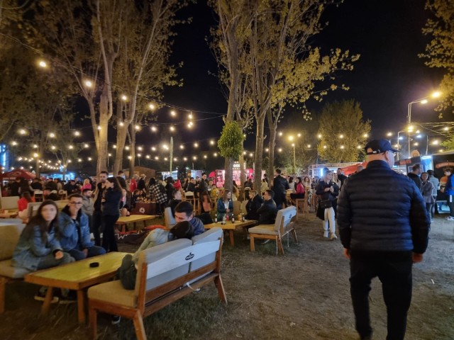 Turiștii și constănțenii și-au dat întâlnire la festivalul de gastronomie din Mamaia Nord. Video