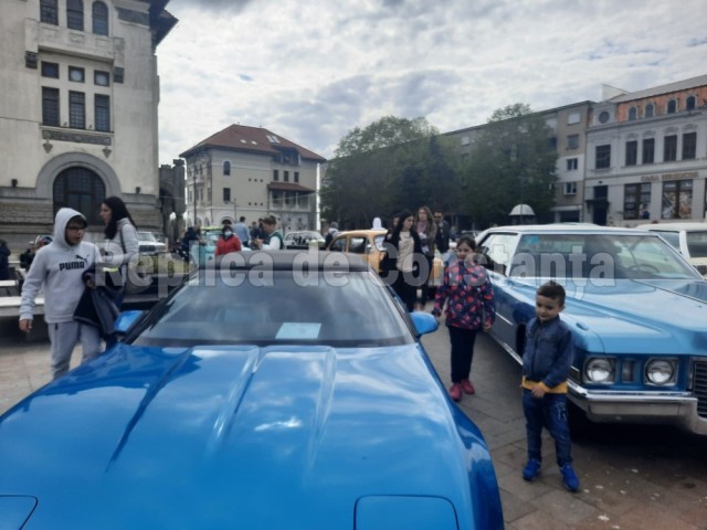 Zeci de mașini de epocă au făcut senzație în Piața Ovidiu
