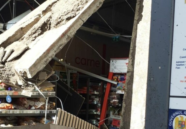 Tavanul unui supermarket s-a prăbuşit