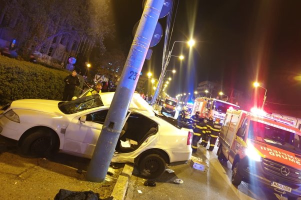 Accident rutier grav în Mamaia: o mașină a intrat în stâlp, un tânăr a MURIT! Video