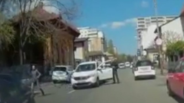 Bătaie cu toporul și spray paralizant după o șicanare în trafic. Video