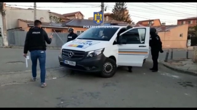 Droguri și bolizi de lux, săltate de la proxeneții din Constanța