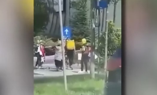 Bărbat bătut în plină stradă de un livrator, după ce nu i-a acordat prioritate. Video