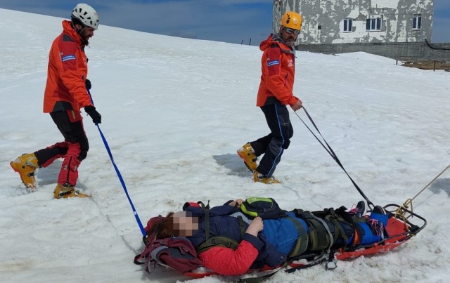 Turistă din Constanța, salvată din munți de salvamontiști, în zona Sfinx-ului