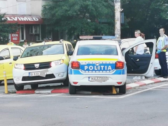 O mașină de poliție, aflată în misiune, s-a 