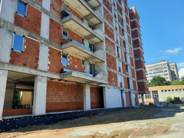 Blocul care se construiește pe bdul. 1 Mai, pericol pentru trecători? Video