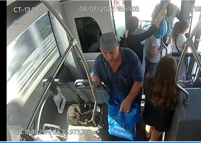 Bărbat, căutat după ce i-a furat rucsacul unui șofer de autobuz