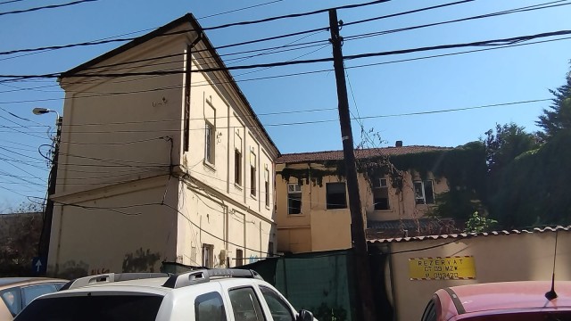 Clădirea „nimănui„, de pe strada Castanilor, lăsată într-o degradare avansată