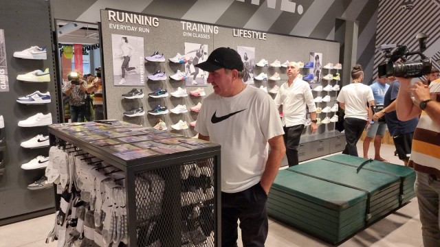 Hagi și fotbaliștii de la Farul Constanța au dat iama în mall... la inaugurarea unui magazin
