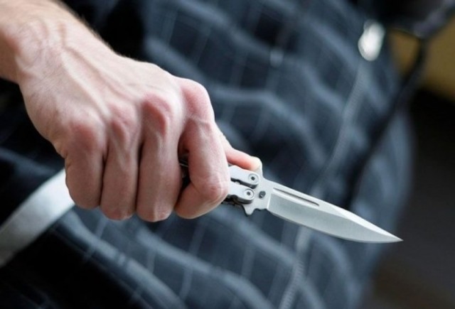 Elev de 15 ani, reținut după ce a amenințat un profesor cu un cuțit
