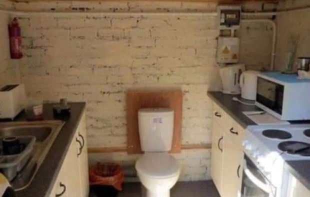Garsonieră cu WC-ul în bucătărie, de închiriat, la 180 de euro pe lună