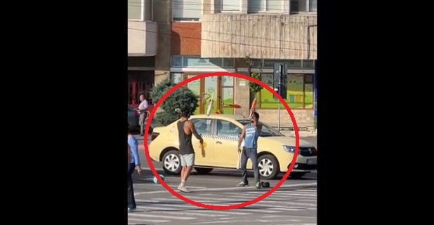 Doi tineri fac pe scamatorii pe trecerile de pietoni din Constanța! Video