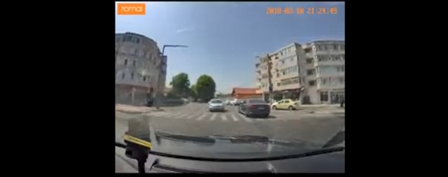 Traficul din intersecția de la Tomis a fost blocat de un șofer teribilist! Video