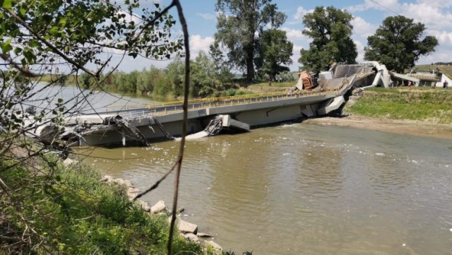 Un pod reabilitat recent s-a prăbușit cu tot cu mașini. Video