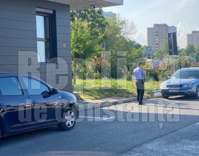 Atenţie unde parcaţi! Poliţia Locală stă la pândă într-un Logan albastru, cu numere de Argeş!