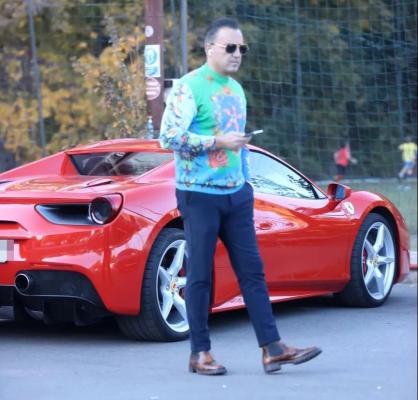 Patronul magazinului de mobilă de lux, din Inel II, se ”scaldă” într-un Ferrari de 280.000 de euro