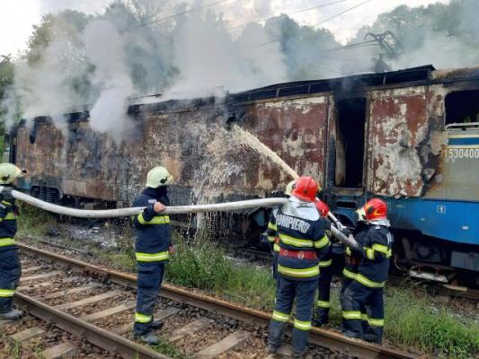 Incendiu puternic la locomotiva unui tren care transportă cărbune 