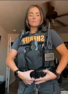 Bărbații o imploră să îi aresteze! Sexy-polițista Kimberly Coverdil a devenit virală