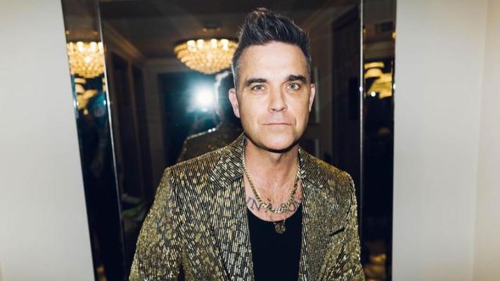 Robbie Williams, discurs neașteptat pe scena de la București și reverențe în fața publicului din România