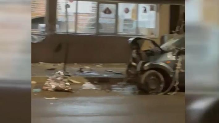 Un șofer în vârstă de 22 de ani a intrat cu mașina într-un fast-food din Capitală