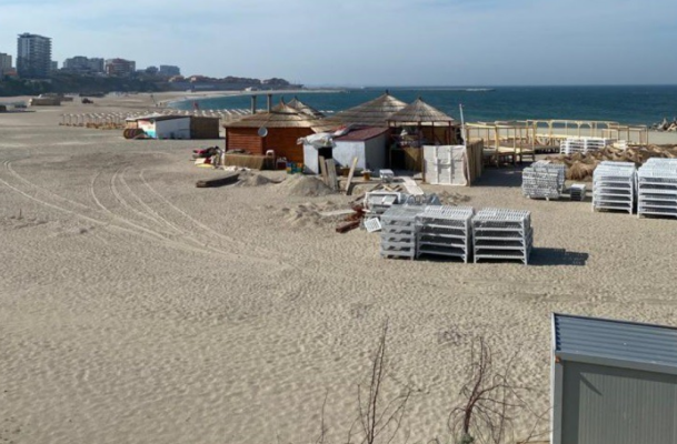 Agenții economici din Mamaia se tem că nu vor avea timp să amenajeze sectoarele de plajă în timp util. Vezi de ce!