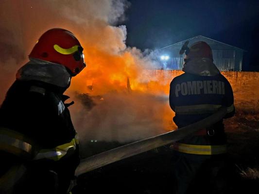 Un autoturism a luat foc, la Cernavodă