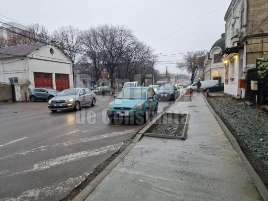 Locuitorii de pe Mircea cel Bătrân nu își mai pot parca mașinile în fața casei. Video