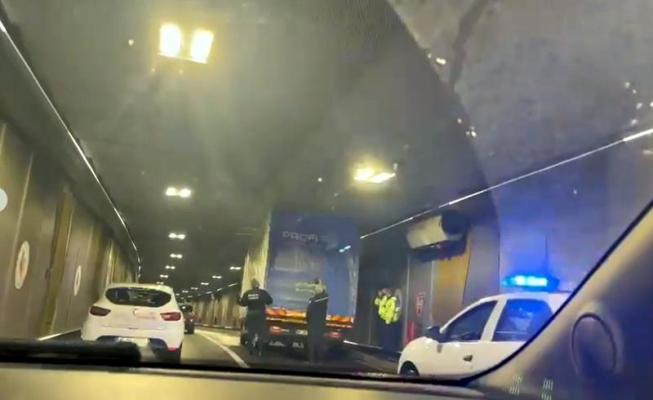 Un nou incident în Pasajul Unirii: o autoutilitară s-a blocat la mijlocul tunelului Video!