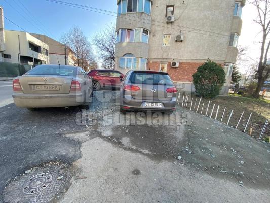 Pe str. Nicolae Iorga, în locul trotuarului, riveranii și-au făcut parcări! Video