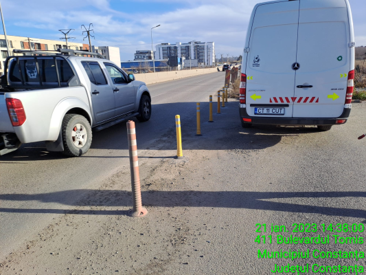 Primăria a montat din nou pilonii pe unde ieșeau ilegal șoferii, din Tomis Plus 