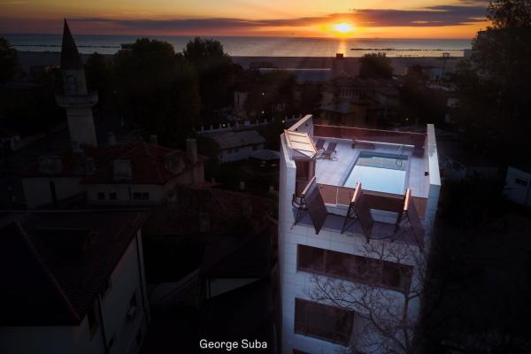 Cum arată vila din Mamaia, cu tapet Lamborghini și piscină pe acoperiș, care costă 2 mil. de euro?!