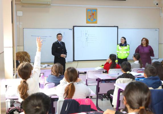 Polițiștii locali au desfășurat activități de educație rutieră în două școli din Constanța