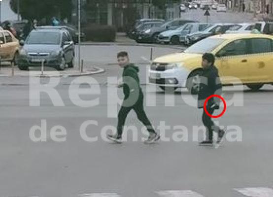 Doi minori înarmați cu un cuțit terorizează oamenii pe stradă, în zona gării!