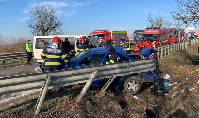 Accident extrem de grav, cu 19 persoane implicate: pompierii intervin cu autospecialele de descarcerare