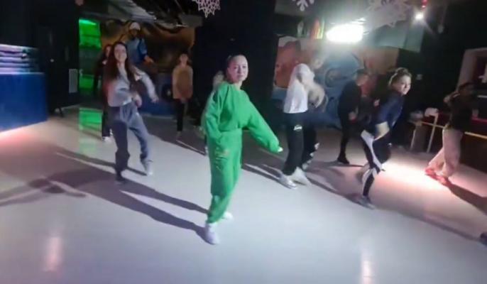 Alexia, fata cu braţele replantate după accidentul din Paşcani, a dansat alături de colegi