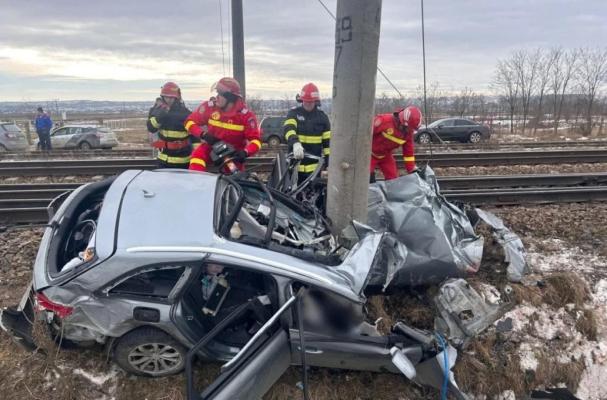 Un tren a lovit o mașină în care se aflau două femei și doi copii. Video