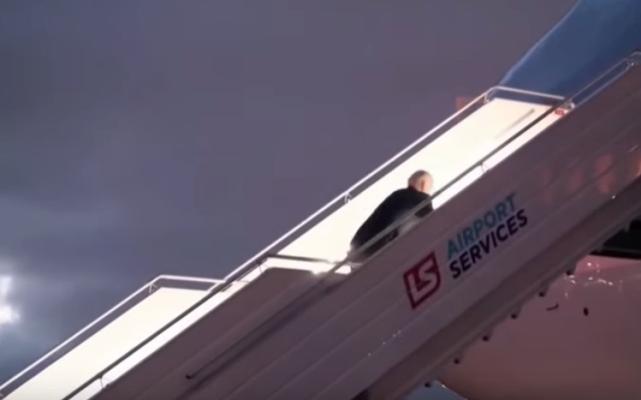 Biden s-a împiedicat din nou la urcarea în avion. A căzut pe scările Air Force One. Video