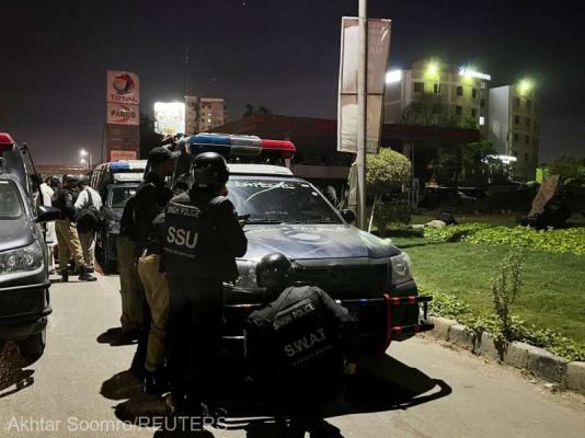 Cel puţin 2 morţi într-un atac islamist asupra unei secţii de poliţie la Karachi