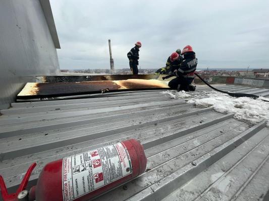 Incendiu la cantina unui service auto din Tulcea. Video