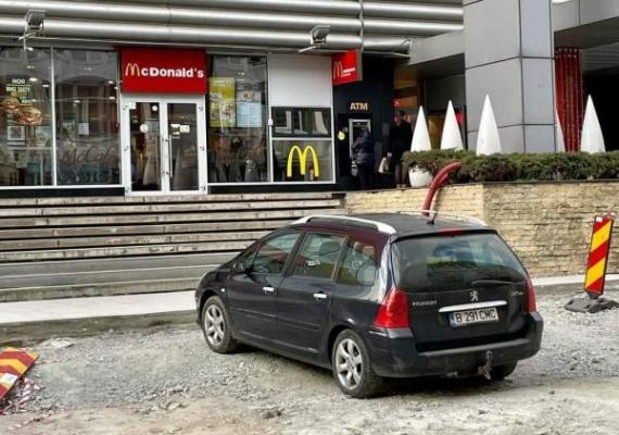 De teamă să nu-și prăfuiască pantofii, un bucureștean a parcat la intrare în Tomis Mall