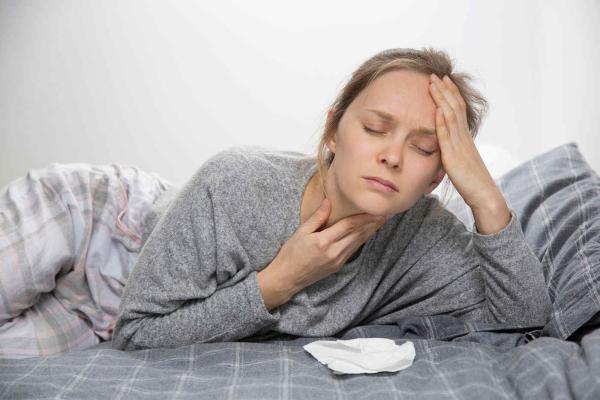 Boala cu implicații grave, care se poate manifesta prin răgușeală și dureri de gât