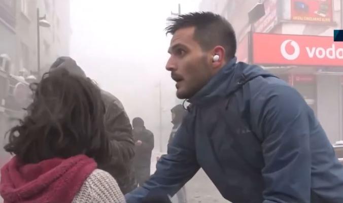 Cutremur în Turcia: Un reporter a salvat o fetiţă din zona periculoasă. Video