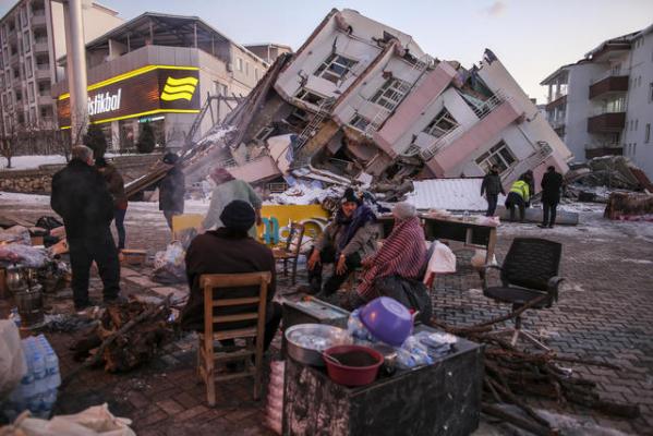 Locuitorii din Istanbul se tem de cutremur și dorm cu provizii lângă pat