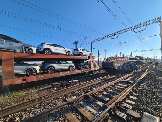 Trenul încărcat cu autoturisme, deraiat la Roșiori, se îndrepta către Portul Constanța