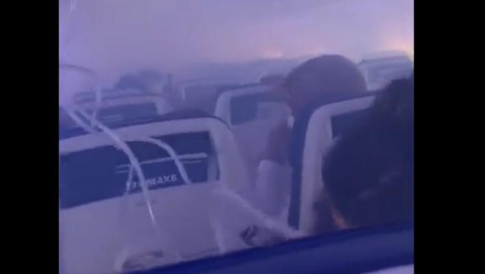 Panică la bordul unui avion după ce cabina s-a umplut cu fum, la scurt timp după decolare. Video