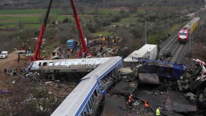 Un român este dat dispărut după cel mai grav accident feroviar din istoria Greciei