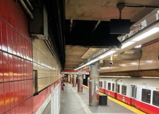 Tavanul metroului s-a prăbușit în fața pasagerilor, în Massachusetts. Video